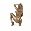 Bronzen beeld van zichzelf bevredigende knielende naakte dame