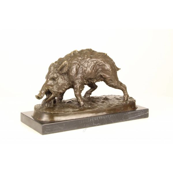  A bronze sculpture of a wild boar