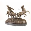 Een bronzen beeld van een kirgiz welke een wild paar vangt
