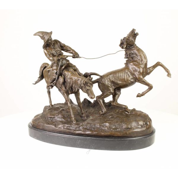  Een bronzen beeld van een kirgiz welke een wild paar vangt