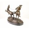 Een bronzen beeld van een kirgiz welke een wild paar vangt