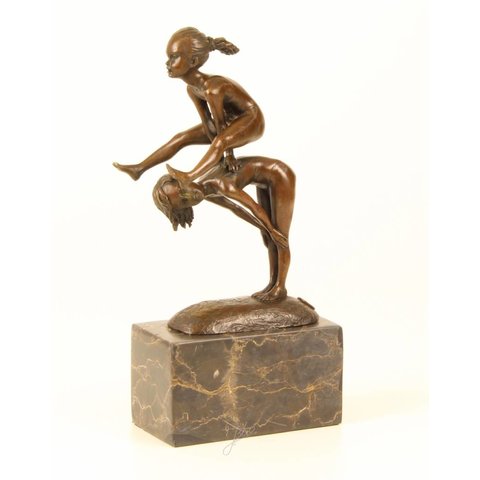 Bronzen sculptuur van kikkerspringende meisjes