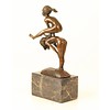 Een bronzen beeld van twee kinderen welke kikker springen