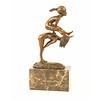 Een bronzen beeld van twee kinderen welke kikker springen