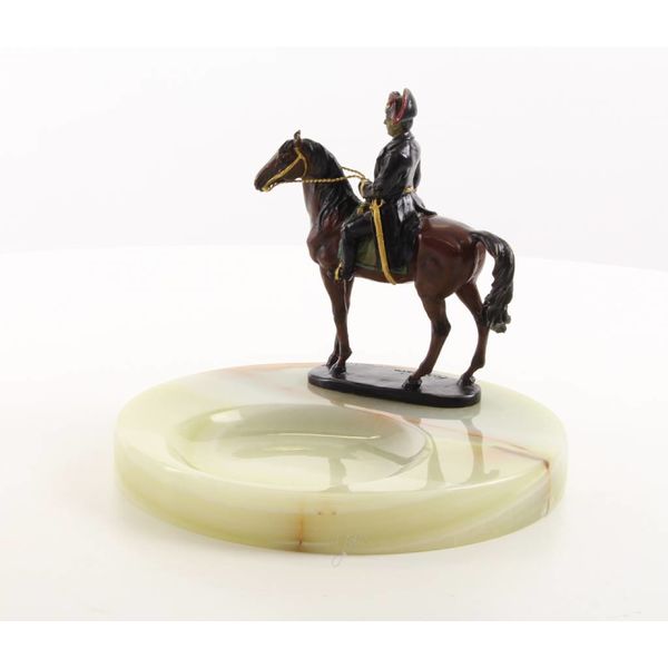  Een asbak van onyx met en bronzen beeld van Napoleon te paard