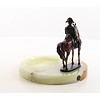 Een asbak van onyx met en bronzen beeld van Napoleon te paard