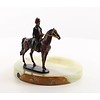 Een asbak van onyx met en bronzen beeld van Napoleon te paard