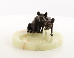Producten getagd met onyx ashtray with bronze pugs