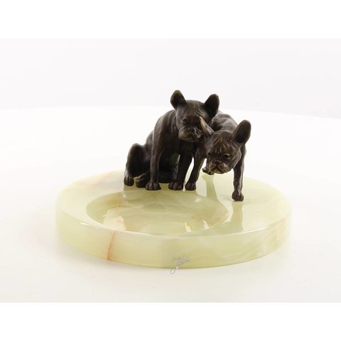 Een onyx asbak met twee pups