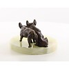 Een onyx asbak met twee bronzen bulldog pups