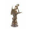 Een bronzen beeld van 'Hebe and the eagle'