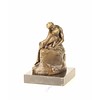 Een bronzen sculptuur van 'de kus'