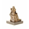 Een bronzen sculptuur van 'de kus'