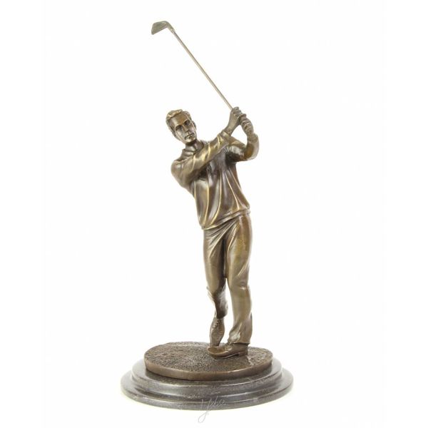  Een bronzen beeld van een golfer in actie