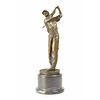 Een bronzen sculptuur van een golfer