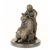 Een bronzen sculptuur van een chineze kapperscene