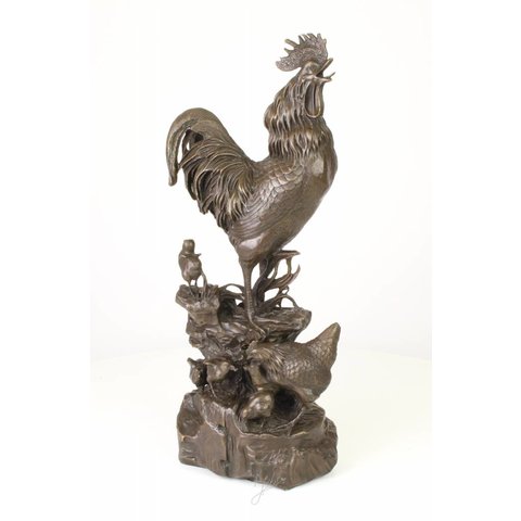 Bronzen beeld van haan, moederkip en keukens