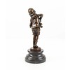 Een bronzen beeld van een accordeon spelend jongetje