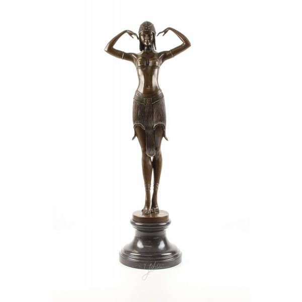  Een groot bronzen beeld van een Egyptische danseres