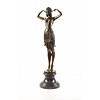 Een groot bronzen beeld van een Egyptische danseres