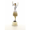 Een bronzen beeld van een danseres met tulband