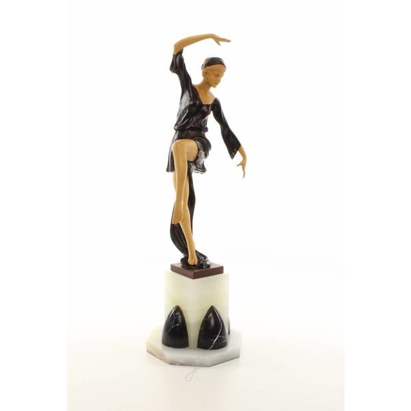  Een groot bronzen beeld van een sierlijke danseres met houten inleg