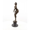 Een bronzen beeld van een staande dagdromende dame