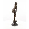 Een bronzen beeld van een staande dagdromende dame