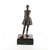 Een bronzen beeld van het veertienjarige danseresje van Degas