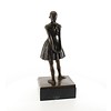 Een bronzen beeld van het veertienjarige danseresje van Degas