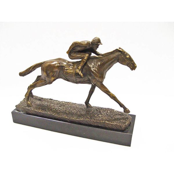  Een bronzen beeld van een racende jockey en paard