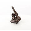 Een erotisch bronzen beeld van een liggende naakte dame