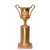 Een groot bronzen vaas op piedestal