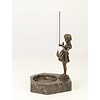 Een marmeren asbak met een bronzen beeld van een vissend meisje