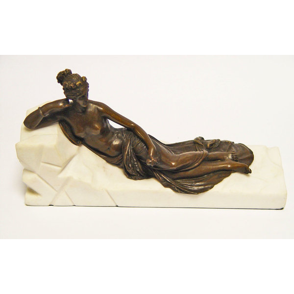  A bronze sculpture of a resting nude lady