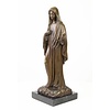 Een groot bronzen beeld van Maria