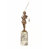 Een bronzen beeld van een meisje met een hengel