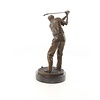 Een bronzen beeld van een golfer