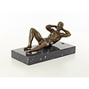 Een bronzen beeld van een liggend mannelijk naakt