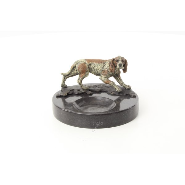 A hunting hound mounted on a marble ashtray