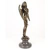 Een groot bronzen beeld van een gevleugelde dame