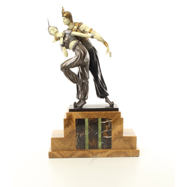  Een bronzen sculptuur van persische dansers