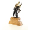 Een bronzen sculptuur van persische dansers