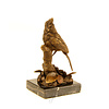 Een bronzen beeld van een kardinaalvogel