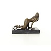 Een erotisch bronzen beeld van een knielende naakte vrouw