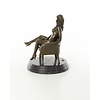 Een erotisch bronzen beeld van een zittend vrouwelijk naakt