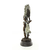 Bronzen sculptuur van een vrouwelijk Indiaan met geweer
