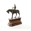 Bronzen sculptuur van jockey te paard op houten base