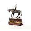 Bronzen sculptuur van jockey te paard op houten base