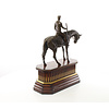 Bronzen sculptuur van jockey te paard op houten base